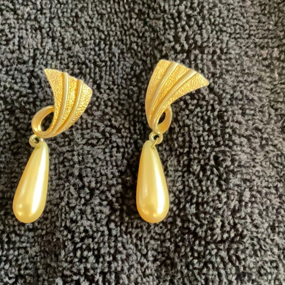 Vintage faux pearl drop earrings